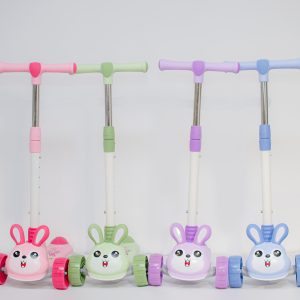 MONOPATÍN “CONEJITOS” (VARIOS COLORES) CON BATERIAS Y LUCES